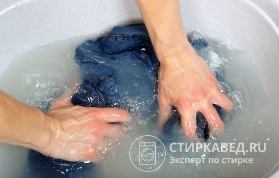 Если вы не уверены в качестве ткани любимых джинсов, стирайте их вручную
